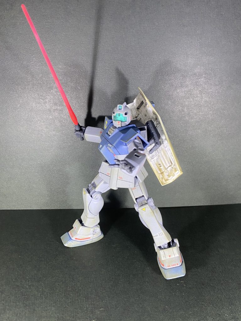 武器構え2サーベルにピンバイスで穴を開け、サーベルエフェクトを付けられるようにしました。昔のキットに比べて、最近のキットはサーベルの刀身が長いですよね。