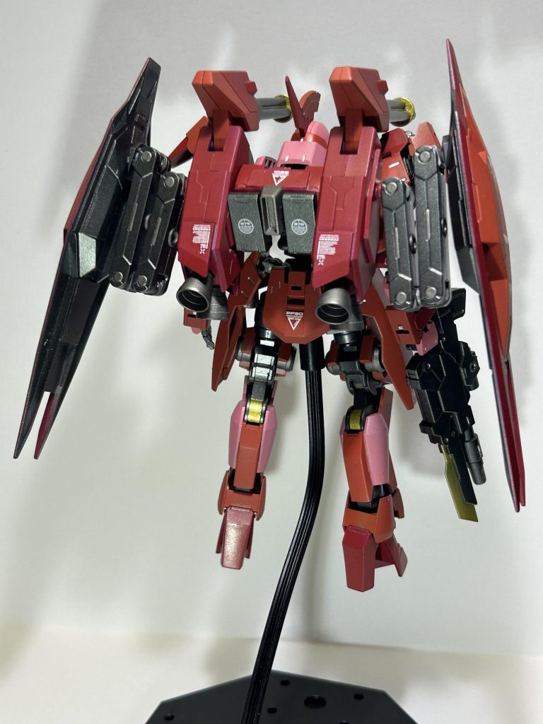 背面。バックパックはヴァリュアブルポッドを軸に盾としてレギンレイズジュリアの盾を装備しました。また、グレイズライフルのマガジンを弾倉として装備しています。