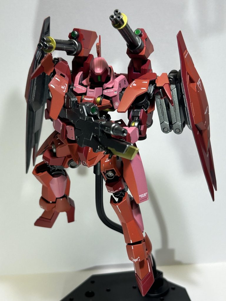 アクション1。ピンクと赤2色の基本は3色で塗装し、フレームはガンメタルでバーニアなどはガンメタルに茶色を混ぜた2色で塗装しています。しかしバーニアの色は分かりにくい💦