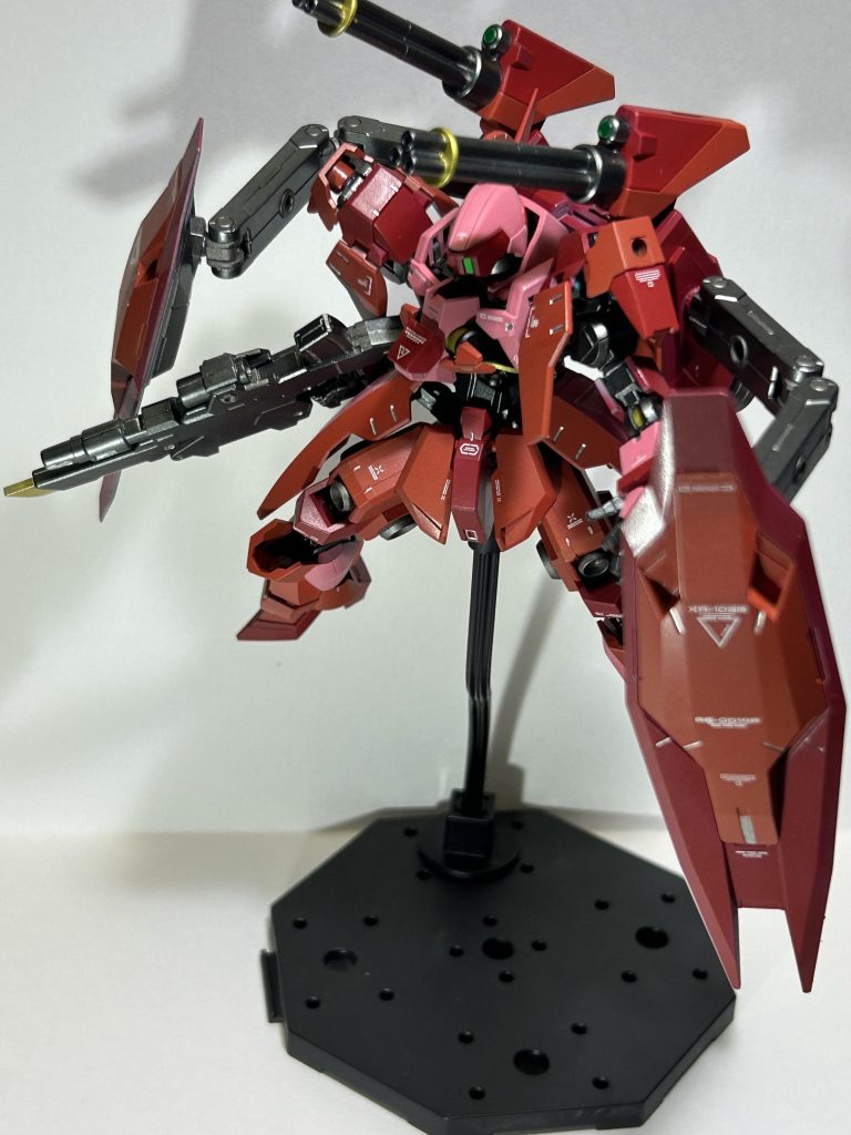 差し色としてグレイザーと同じようにシルバーを塗りデカールの配置も兄弟機として揃えました。