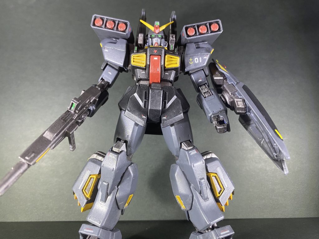 フロントビュー1塗装後全身を黒でウォッシング、タミヤウェザリングマスターでエッジ部分にシルバーを入れています。