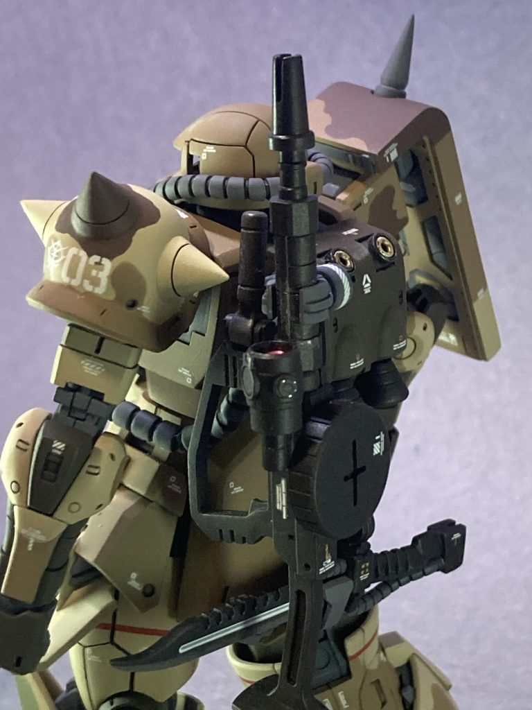 ヒートダガーはどこでも取り付けできるけど、背面に懸架してみた。使い勝手は知らない(笑)