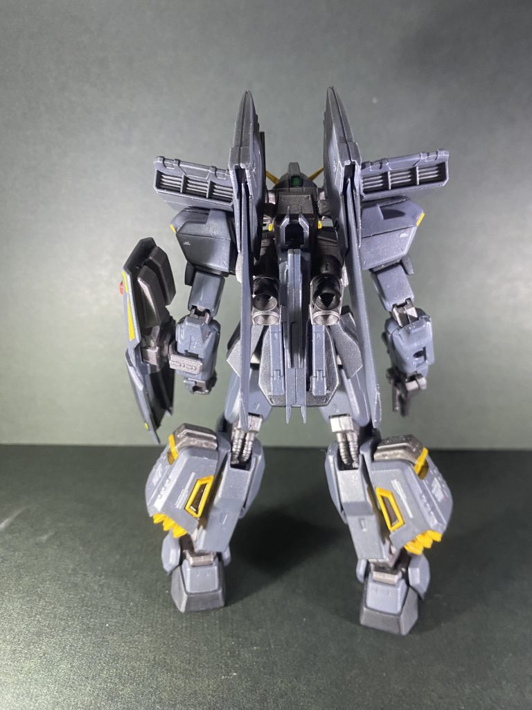 リアビュー1元々のバックパックのビームサーベルマウント部分を取り払って、バインダーを付けました。テールスタビライザーは元々あった3mm穴にぶっ刺しています。ビームサーベルは百式のようにリアスカートにマウントできるようにしました。