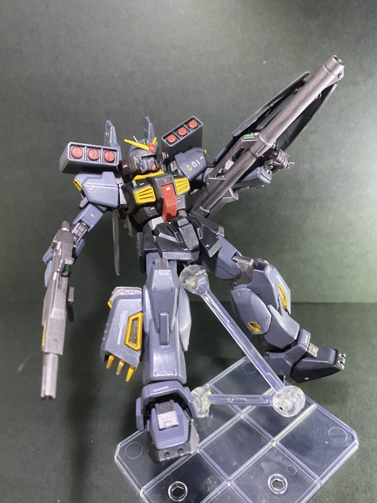 フル装備状態ハイパー・バズーカは担げなくなったので、脇の下に挟むしかないです。