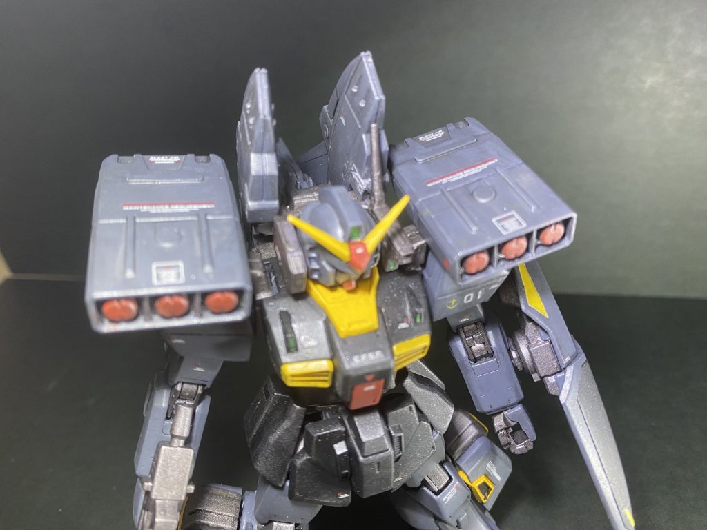 肩部ミサイルポッド肩の段差をプラ板貼り合わせで平らにした後、ピンバイスで3mm穴を開けて接続しました。