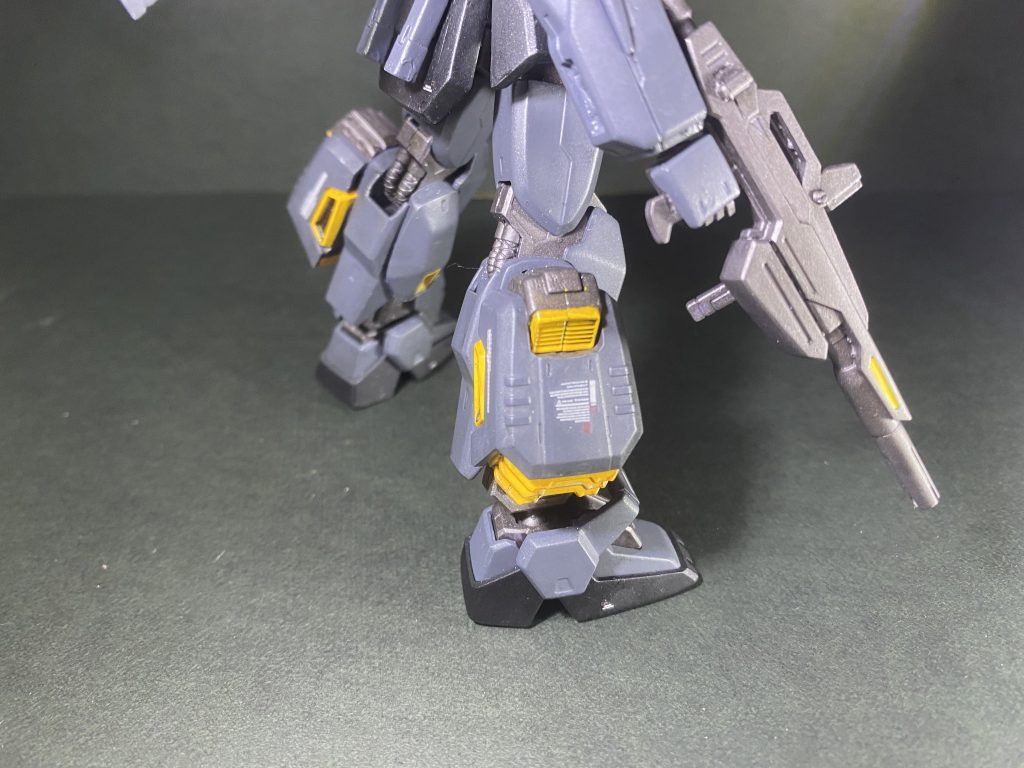 脚部スラスターキットの脚部側面をニッパーでむしり取り、ピンバイスで3mm穴を開けて接続しました。原始的だなぁ...。ダクトの合わせ目消しは技術不足につき断念。