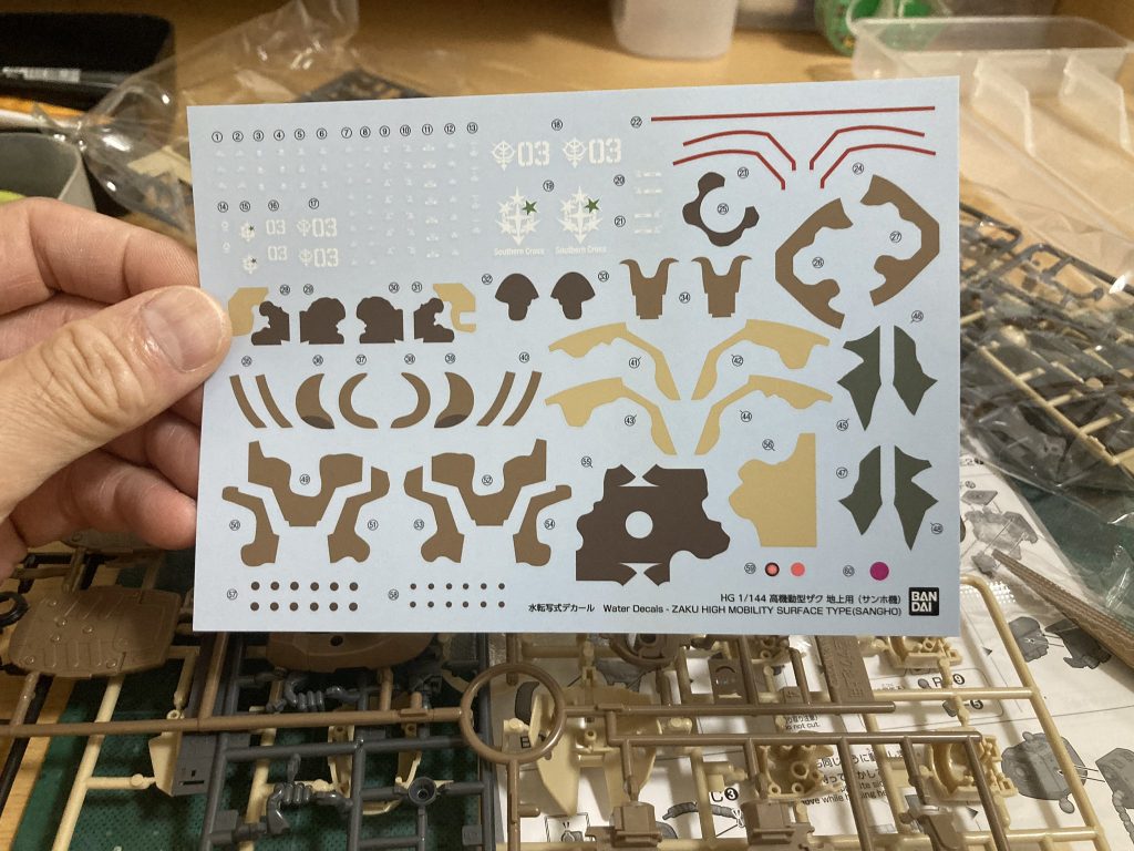 先駆者達が勇敢にも迷彩デカールに立ち向かい地獄に入り込む様子をずっと遠巻きに見ていました(笑)無理無理無理！絶対無理！デカールは貼りたくない！