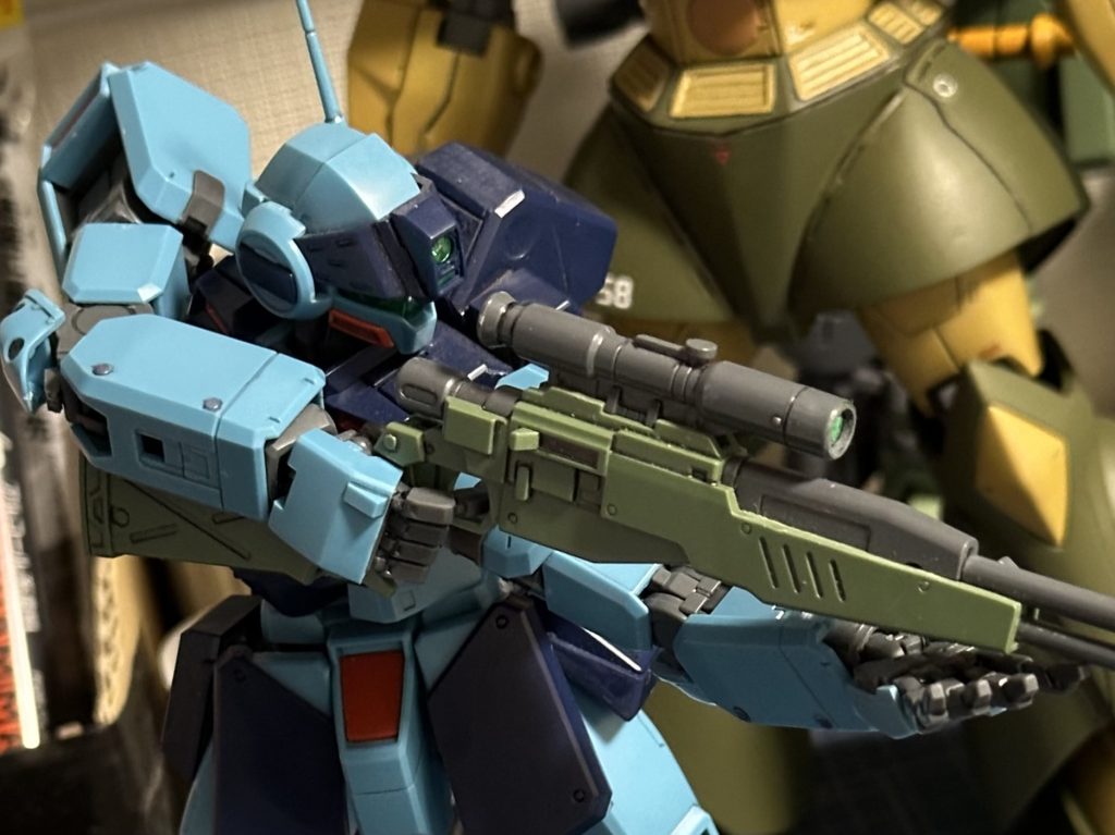 スナイパーライフル射撃ポーズ。ガンプラだし、どうしても射撃姿勢が正しくならないけど、できるかぎり正しい射撃姿勢に寄せてみました。バイザー下げるの忘れた。