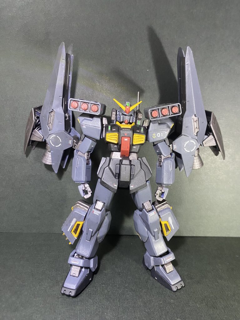 フロントビュースーパーガンダムのシルエットに近づけるために、オプションパーツセット13のアーム部分を使用して接続部分を延長しています。