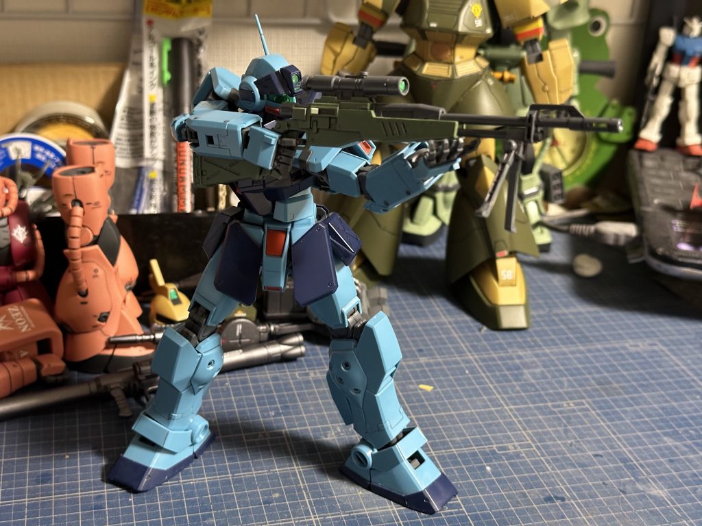 射撃ポーズ全体。ヘッダー画像の全体像です。組み立て説明書の首ひん曲がってる射撃ポーズカッコ悪すぎて萎える。もっと射撃姿勢を学ぼうよ。射撃の姿勢悪いと、ターゲットに当たらなくなるのですよ(これは事実)。