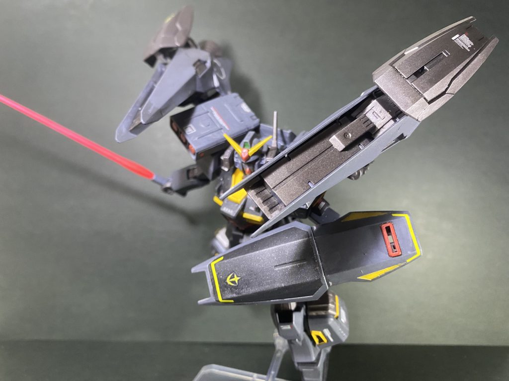 アームパーツのおかげでディフェンサーユニットの角度を自由に変えられます。動かす時にプラがパキパキ音を立てるので、折れるんじゃないかと非常に心臓に悪いです。