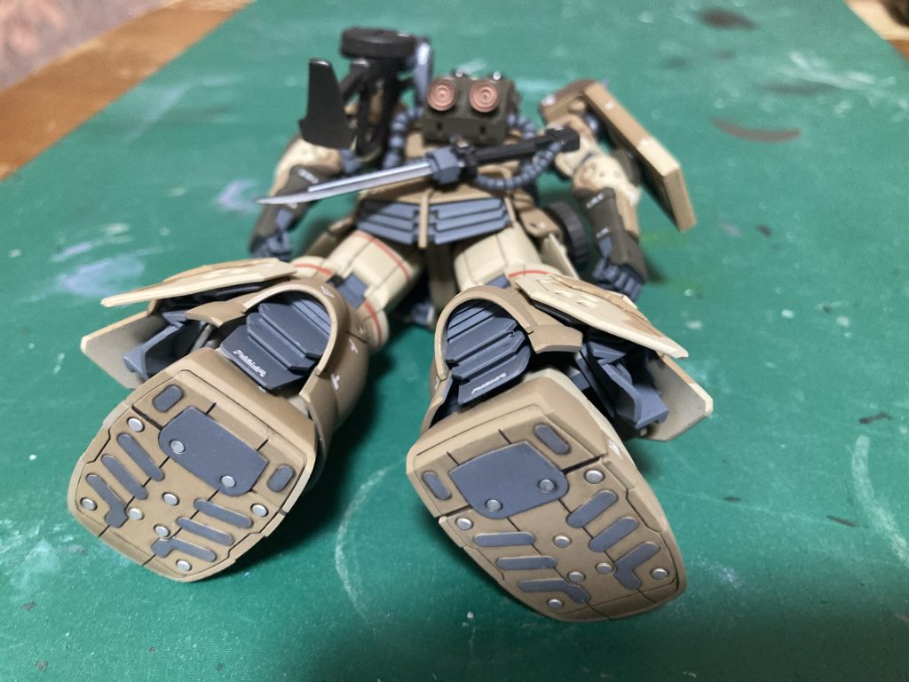 足裏はこんな感じに塗り分け。苦手なマスキングゾルを使ってみました。