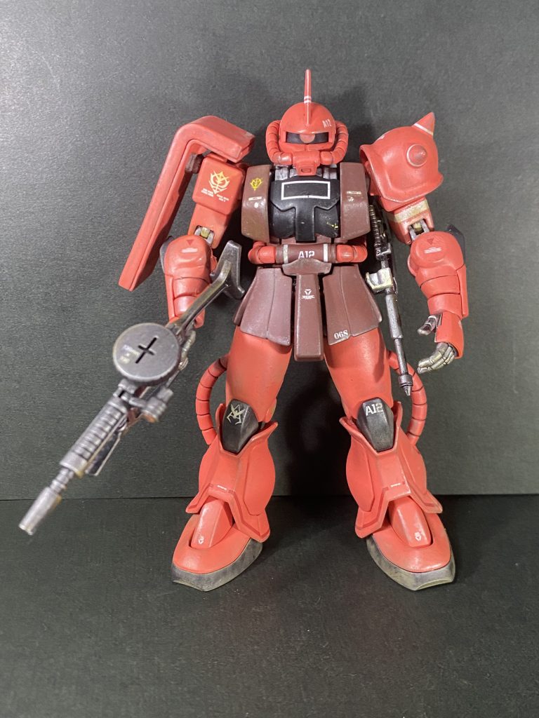 フロントビュー2モノアイ、マシンガンとバズーカのレンズ部分にはウェーブのH・アイズを使用しました。リアルタイプVer.といえばデカールですが、大きなミスなく作業を終えられたので一安心です。