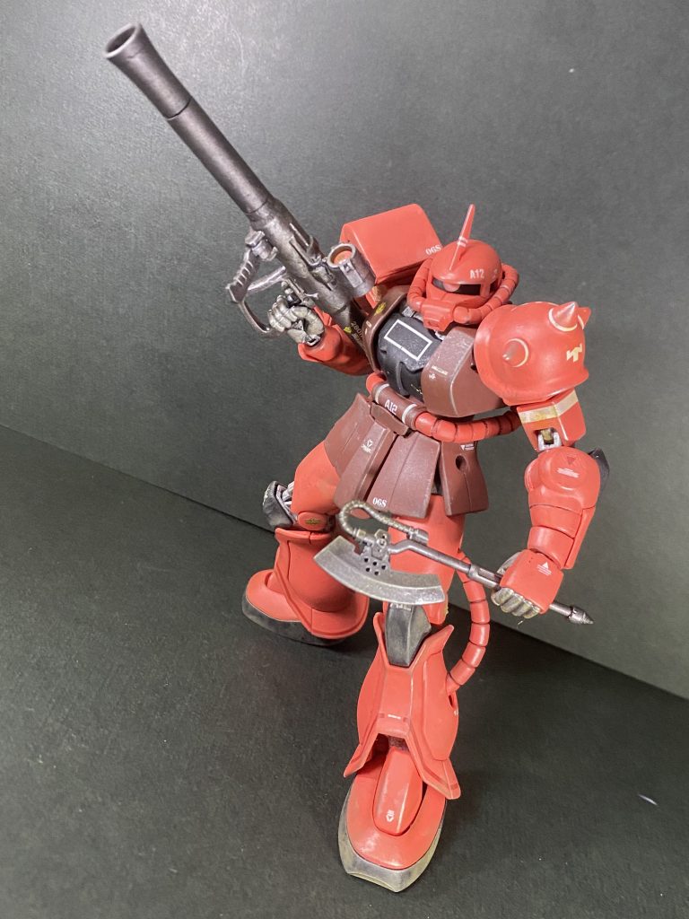 ザクバズーカ装備シャアザクはザクマシンガンよりもバズーカを持っているイメージが強いですね。ヒートホークの刀身は今回塗りませんでした。キットにもう一個付けてくれれば、助かるんだけどなぁ。