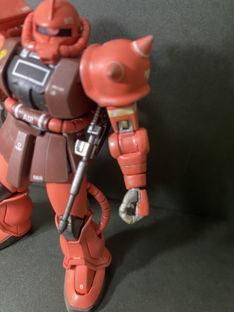 腕部合わせ目消し普通に組んで合わせ目消しした後に、関節パーツも含めてピンクで塗装しちゃいました。仕上がりはイマイチだったので、後ハメ加工するなり、マスキングするなりしてちゃんと作った方が良いです。