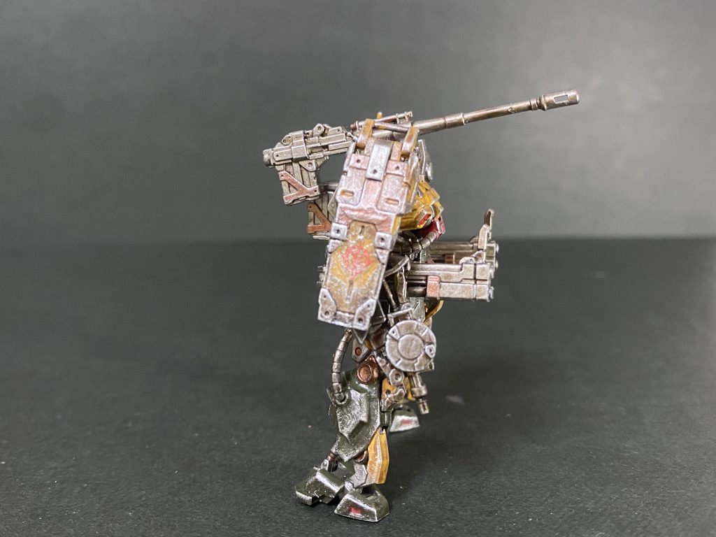 シールドの塗り分けは結構頑張ったのですが、ドライブラシが強すぎて結局わかんなくなっちゃいましたね。ドライブラシを金属色の部分だけに抑えておけば、もうちょっと落ち着いた雰囲気になってたかもしれない。