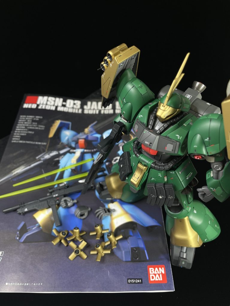 ⚪︎頭・モノアイは市販品に交換・アンテナをシャープに加工・黄色パーツの上側を、緑パーツの高さまで削り込み小顔化（アゴ?はキットのままです)⚪︎胴体・貧弱な首を前後左右に大型化・首を延長加工し 隙間にはディテールを配置・腰で延長加工・腰パイプの隙間は市販パーツでディテールを配置・フロントアーマーはプラ材で大型化・股関パーツは左右に幅増し・サイドアーマーのバーニアは インナーパーツを制作し、中央にメタルパーツを配置⚪︎腕・上腕前面のパイプはオミットし、プラ材でフレーム制作・ライフルとの干渉緩和の為、手首接続部を延長し、フレームを制作・下腕の⚪︎モールドは3箇所→1箇所に変更・左握り手は、キットの持ち手を加工し制作・肩のバーニアは インナーパーツを制作し、中央にメタルパーツを配置⚪︎脚・太もも前面を2mm幅増し・太もも後面を1mm幅増し・膝の合わせ目処理／後ハメ加工・鳥立ちに近づくよう 膝関節を加工・足フレームの合わせ目処理・足フレームの丸モールドは市販品に変更・爪先にメタルパーツ配置・ふくらはぎのバーニアは インナーパーツを制作し、中央にメタルパーツを配置⚪︎他・バックパックの合わせ目処理・バックパックのバーニアは インナーパーツを制作し、中央にメタルパーツを配置・ナイフの刃はシャープに加工・ライフルは キットのものと別に、一回り大きい物を、他キットからの流用加工により制作・ギラズールの装備を一部 マウントできるように加工。ネオジムによる接続の為 簡単に脱着できます。・ファンネル中央にメタルパーツを配置・ファンネルの銃口周りをシャープに加工・ファンネル後方にバーニアを配置・射出ファンネルの先端にはメタルパーツを配置