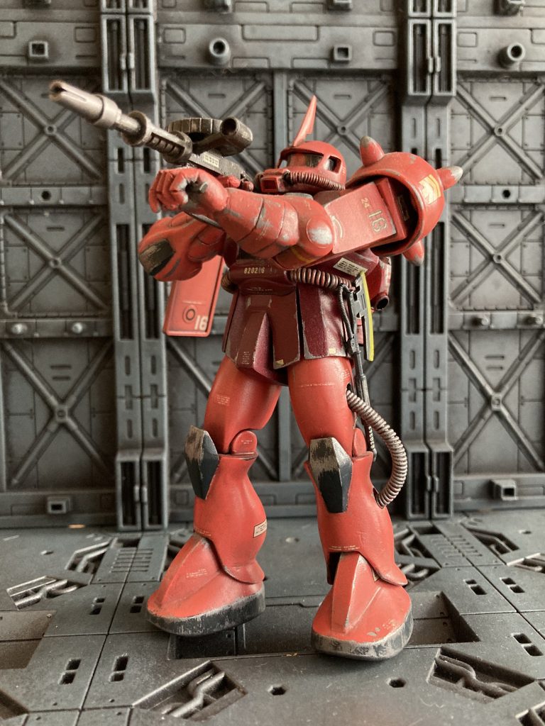 左の二の腕をプラ板で延長してこのポーズにするのが流行りましたよね〜(^O^)モノアイ部はクリ抜いて写真のネガの黒い部分に夜光テープから切り出したモノアイを貼り付け、その外側を透明プラ板で囲ったものを組み込みました