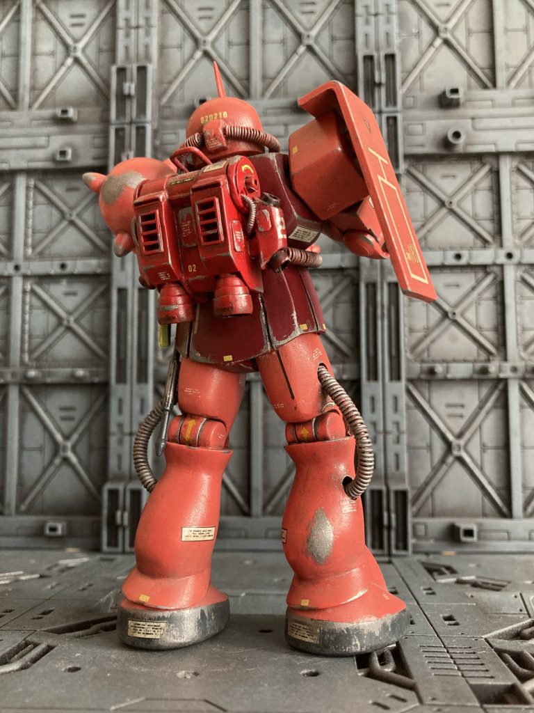 足首とスパイクショルダーを切り離して別体化するのは旧ザクを製作する時の定番改修でしたそれに加えて当時大ブームだったMSVに刺激されてプラ板を張り合わせて作ったオリジナルバックパック搭載!