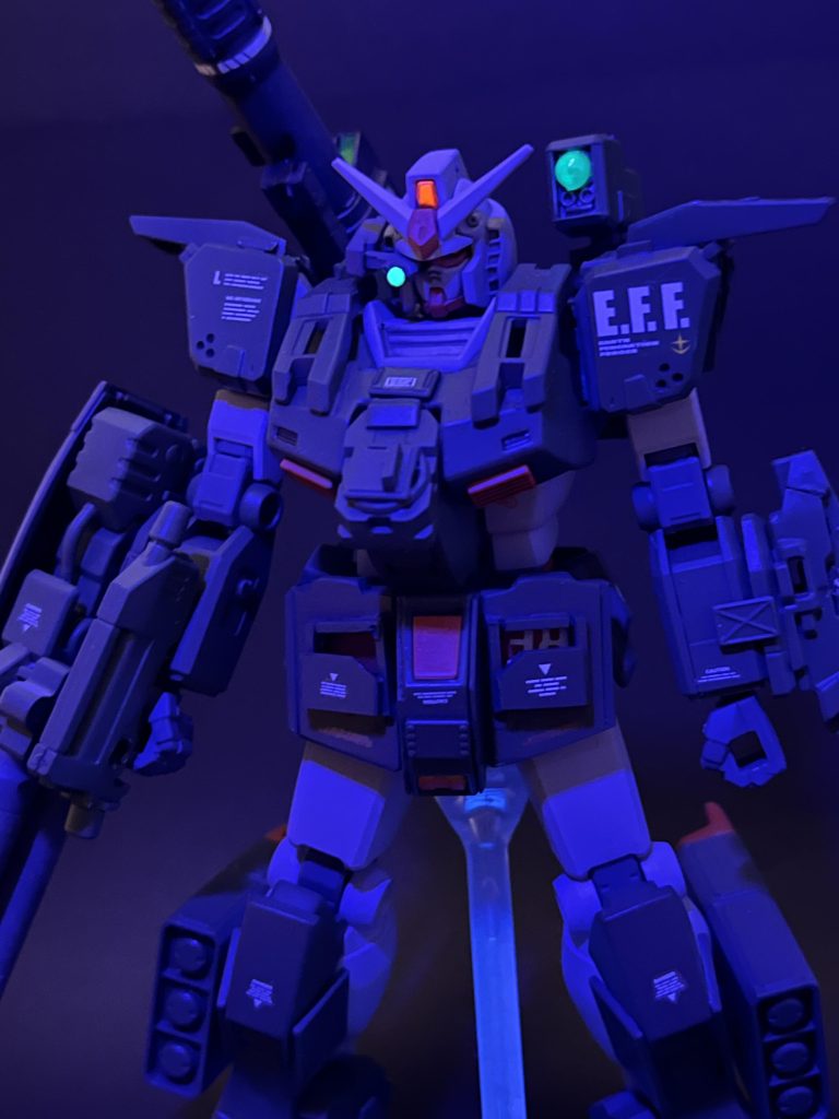 工程写真ではないですが、カメラアイはブルーライトで光ります