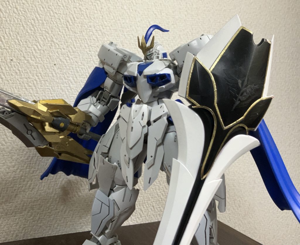 武装状態です武器を持たせるだけで騎士感が強くなりますね前々から騎士感が強かったので更に良くしようと思いシナンジュの盾を使いました