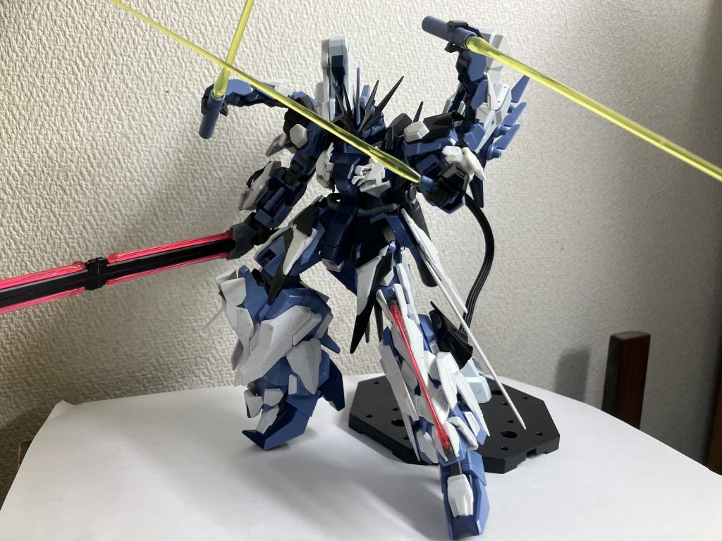 ポージング2今回の改修で一番面倒だったのは脚部サーベルでした、ビームエフェクトを曲げないように取り付けるのが大変でした