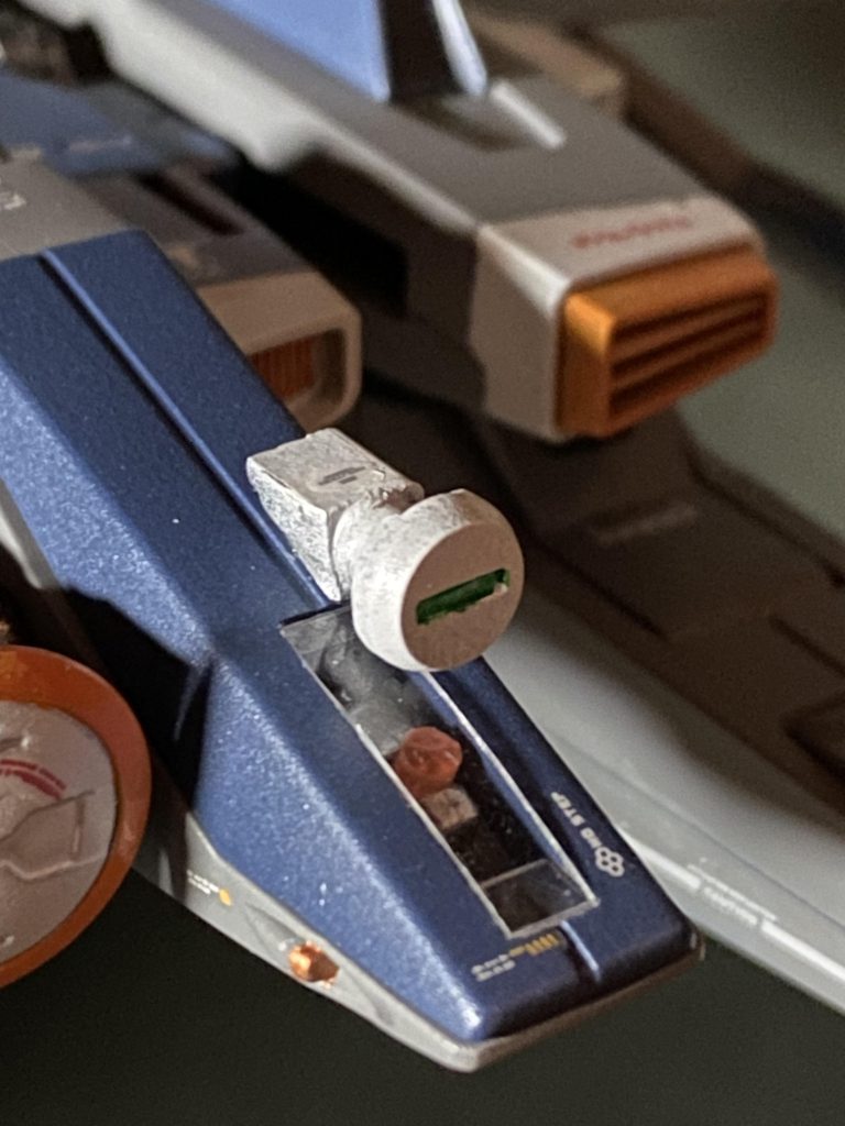 もう一つの改造ポイントとしてコクピット部分はhアイズと透明プラ板でモノアイっぽく加工して、センサーとレドームも追加してみました。モノアイを追加することで、一気にティターンズのMA感が強まりました👍全体として航空機というよりも飛行するMAという雰囲気をイメージしてみました。