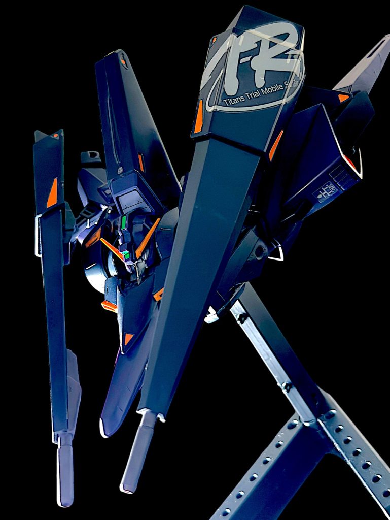 MA形態。 この形態もティターンズカラーで全体的に締まった雰囲気となり、MS形態からの変形も簡単で、変形機構のあるキットとしては、非常に良い出来で満足です^_^