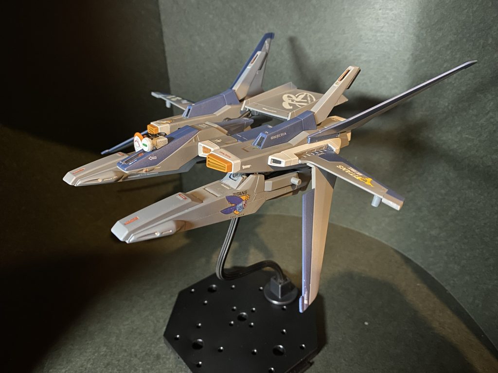 簡単な加工ですが、フライルーの余剰パーツであるギャプラン用追加ブースターのウイングを使って6枚羽根にしてみました。しかも前進翼ですwこれで結構シルエットの差別化になったかと思います。元々のカラーリングはオモチャっぽくてあまり好きではなかったので、ティターンズカラーにもエゥーゴカラーにも合うカラーリングをあれこれ考えていたんですが、結果的にセンチネルのZプラスやfazzのようなロービジカラーにまとめてみました。ヘイズル改のパーソナルマークもウサギの飛行士のノーズアートっぽく効いてます👍
