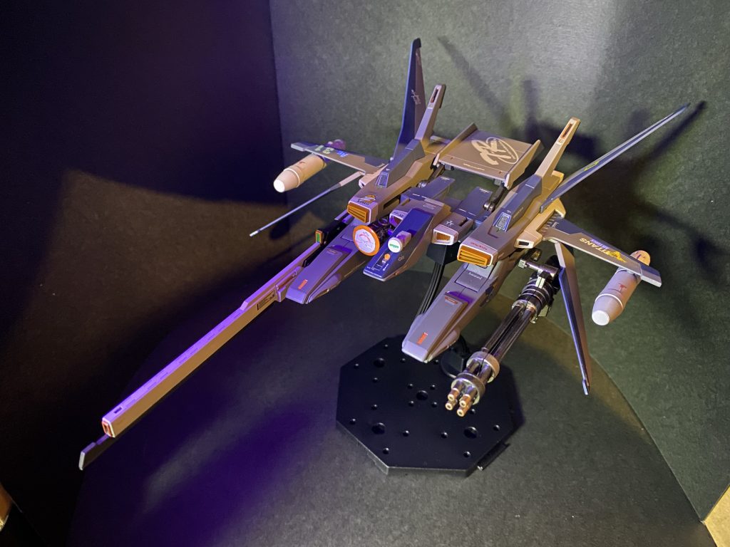 2月に入っても引き続きAOZシリーズをやっていこうと思っていたんですが、1月に予想以上に作業が捗ったので、ちょっと寄り道のつもりでGディフェンサーもちょっといじってみました。MSではないし、ほんのちょっと寄り道のつもりで始めたんですが、古いキットでヘタレている部分も多かったり、翼は塗装後に接着になったりと、ちょっぴり大変でした😅基キットは20年物のhgucスーパーガンダム付属のものです。