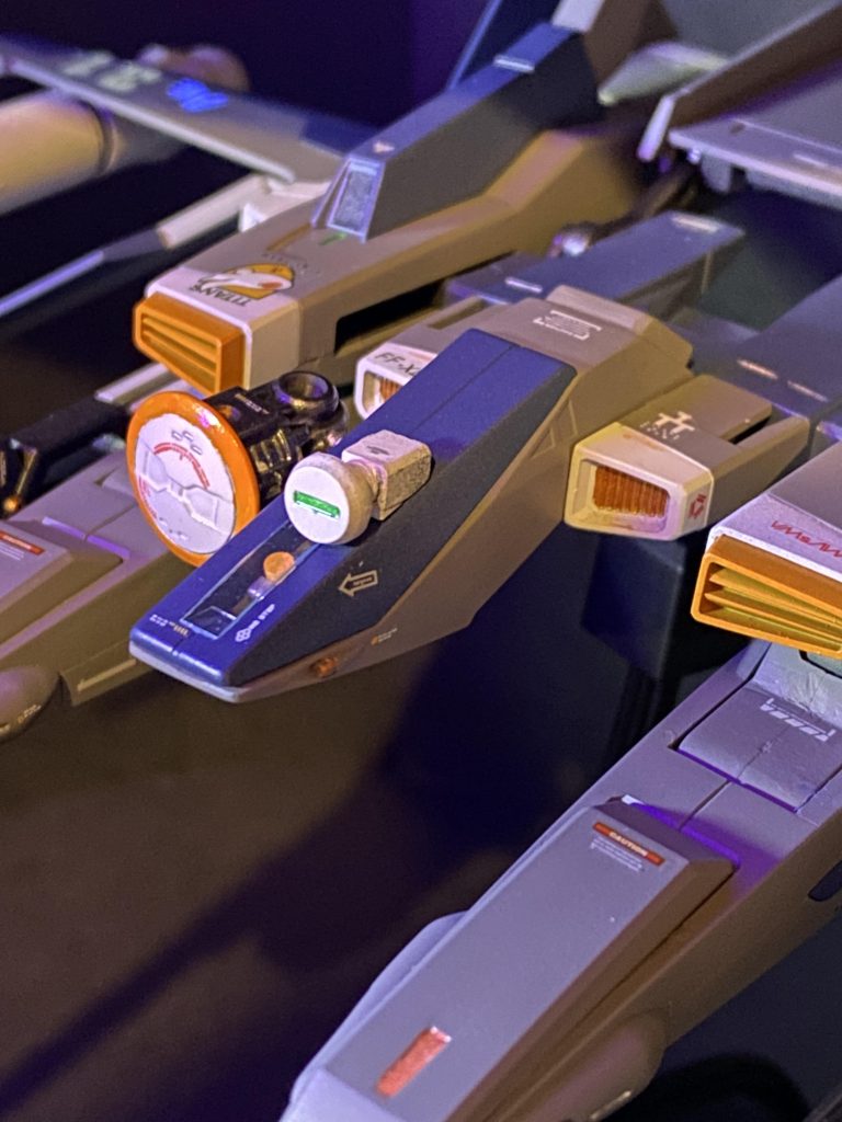 コアファイターを基にした機首にあたる部分は、制御用の人工知能が搭載され、モノアイや各種センサー、レドームが配置されている。この部分はMS変形後には分離可能であり、かつて公国軍の技術試験隊で運用された観測ポッドと同様に前線にて試験兵器のデータ収集を行うことが出来る様になっている。