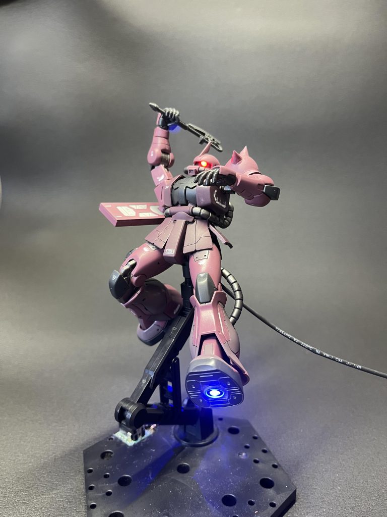 電源は単三電池2個の3v、モノアイが露出しているので抵抗高めの330オームにしました。※よく見たらデカール1枚剥がれておるぞ、、