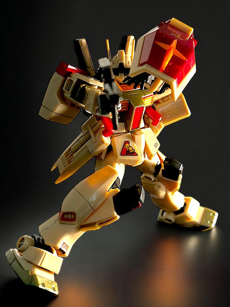 スミ入れ及びトップコートしています。ギラ・ドーガの際も思いましたが、サイドF限定カラーには、光沢のあるトップコートが似合います。 手練のパイロットが搭乗したジムのイメージで。