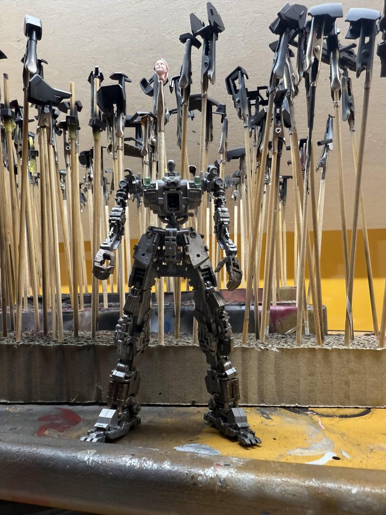 フレームを先に塗り、、外装黒サフ!ぶ、部品が細かすぎる。。。Σ(゚д゚lll)め、めんどくさいので、ある程度フレームに取り付けて塗装しました。。結果、、