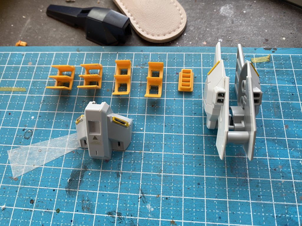 RGなどを組んで、開口パーツの魅力に気づいたので今回は各部の開口作業を現時点で出来る限り頑張ってみました。ヘイズル改は、巨大なダクトやノズルの多いデザイン。脛などは開口部が大き過ぎて実際は向こう側まで丸見えな為、そこまで効果があったかは分かりませんが、そこそこキレイに仕上がったので達成感はあります。