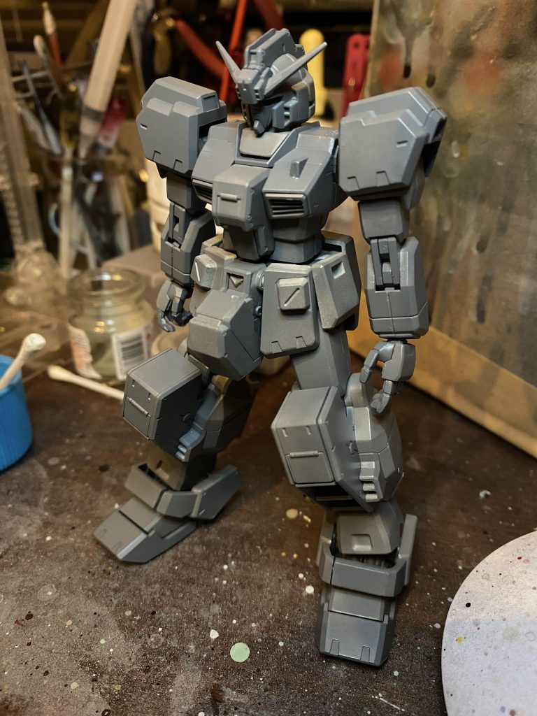 本塗装前に全体的にサフを吹いたので、仮組して久しぶりにサフ萌え☺️あらためてデザインのカッコよさにシビれる。