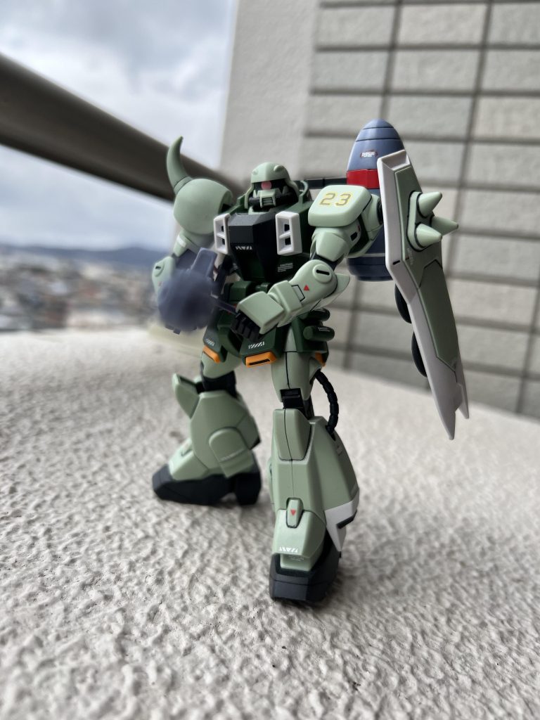 ザクⅡのデザイン要素を取り入れつつカッコ良く仕上がっていますが、やはりザクⅡが欲しいです。