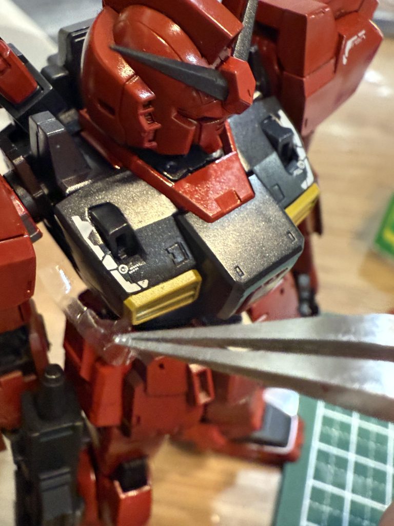 デカール、、一応、、RGの水転写デカール持っているのですが、「ここで使うのもったいない、、」と、いうことで、、、余ってるデカールで適当に、、、