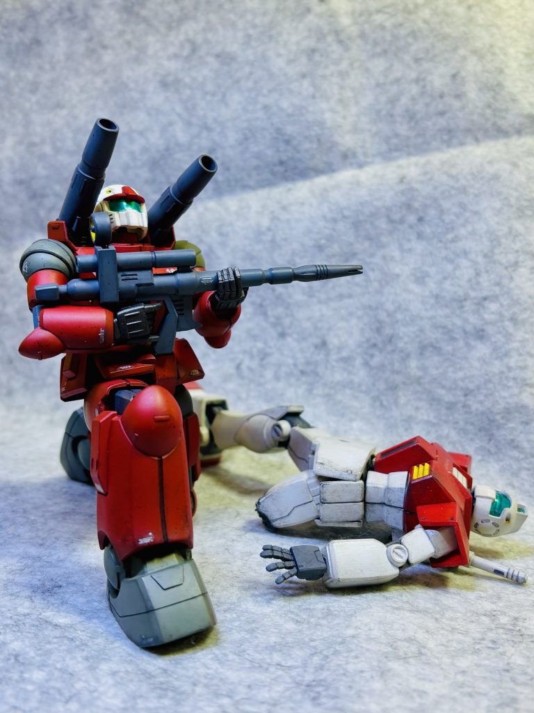 撃破されたジムを援護するカイ