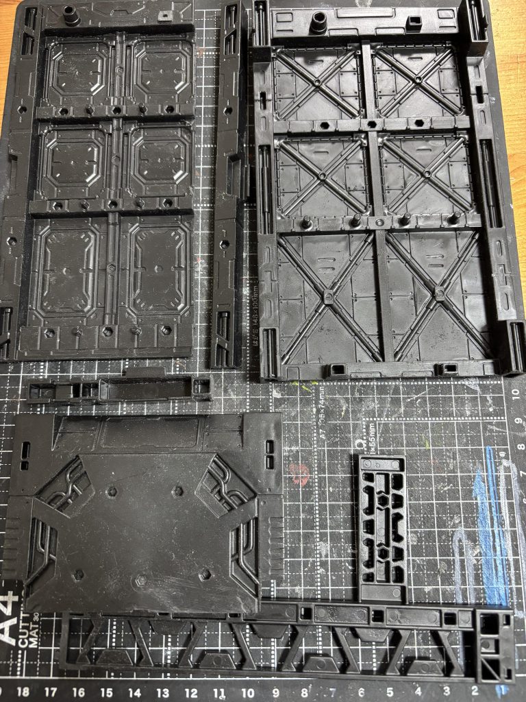 ダイソー、セリアのディスプレイベースと側壁を切り刻んで接着しています。