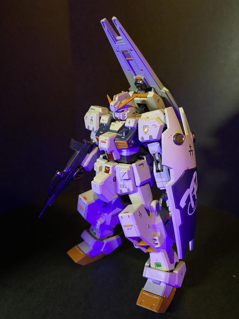 「まだ装甲材の地色が出たままだから、塗装まで手が回って無いんだ。あそこまでヤラレたお前さんのヘイズルを、ここまで生まれ変わらせるだけで、人手も時間も足りないよ。まぁ、艦長はいつもの如く「急がせろ」と言っているから、このまま行くみたいだが、、、この色だと、やっぱりどうしても思い出すかい？、、、“ガンダム”を。」「えぇ、、、俺たちの世代なら、やっぱりね。思い浮かべないと言ったら嘘になる。」