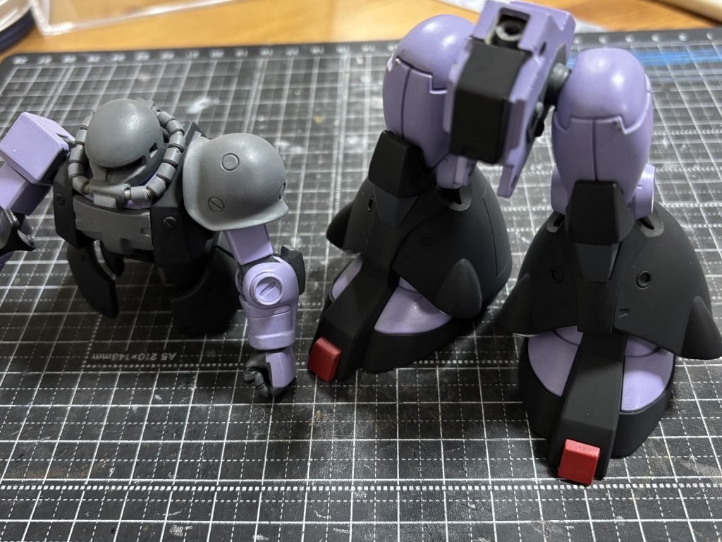 半身分離したところです。上半身はスカート一体型なので可動範囲は狭いです(^^;;