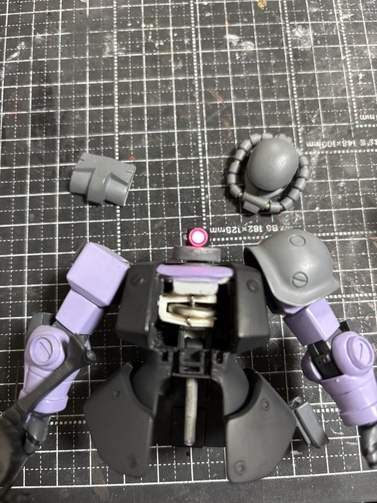 胸部にボタン電池を仕込み、モノアイをLED化しました。スイッチはランドセル背面にあります。