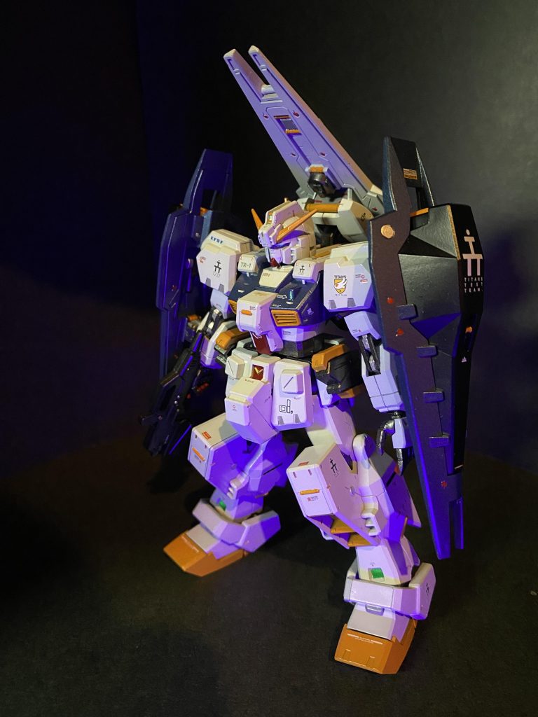 結局、カラーリング変更はスリッパのみオレンジに変更しました。あとはセンサーのクリアパーツ化やら、合わせ目の段落ち処理、モールド処理など。太ももだけは合わせ目消しをしました。色違いですがシールド三枚で、ヘイズル最終仕様。