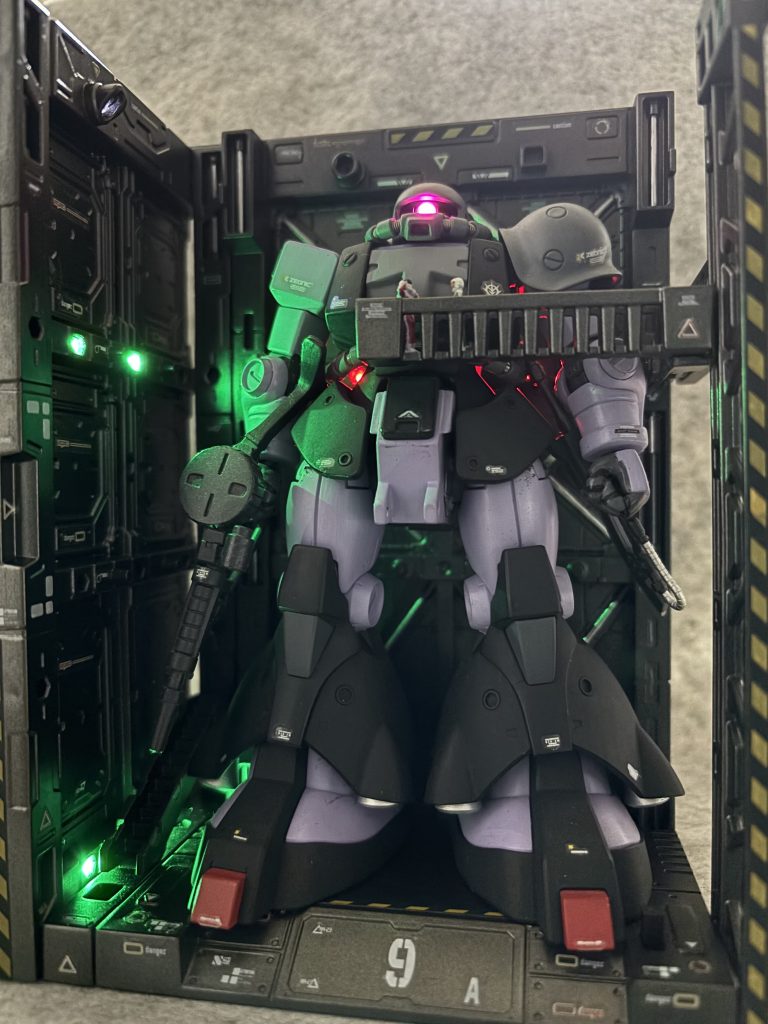 側壁に5発、ベース裏に2発のLEDは右下のスイッチで、ザクは昔作ったものなのでモノアイは別スイッチで点灯としました。