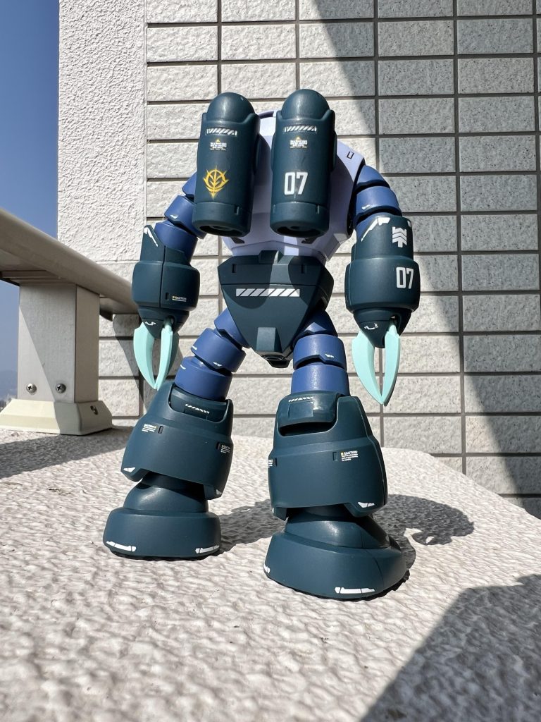 前面は白色のラインデカールで水流を、背面はcautionとナンバーデカールで兵器感を表現してみました。バックパックと腕部の繋ぎ目は消す事が出来ました。