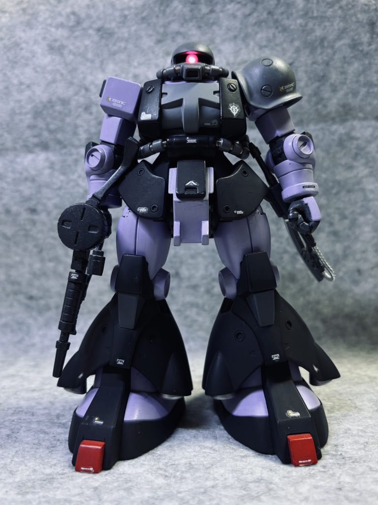 ザクの上半身と、ドムの脚部を使用しましたが、腰〜スカート部はプラ板等で自作しています。