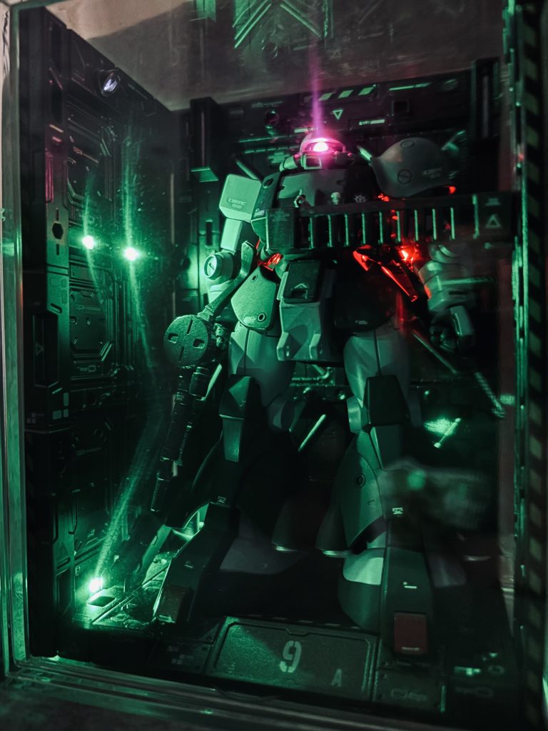 フルケース状態では少し反射しますが、良い雰囲気です。