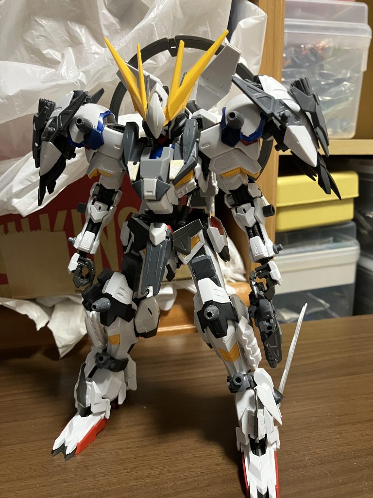 製作した日が去年の九月でお月見の季節だった為餅つきをするウサギをイメージして製作頭部のアンテナをデカくしたり専用武器をハンマーにしたりと色々ウサギっぽい印象を入れましたボリュームを増やしたのもウサギらしいまん丸っぽい見た目に近づけさせる為にボリュームを増やしてます
