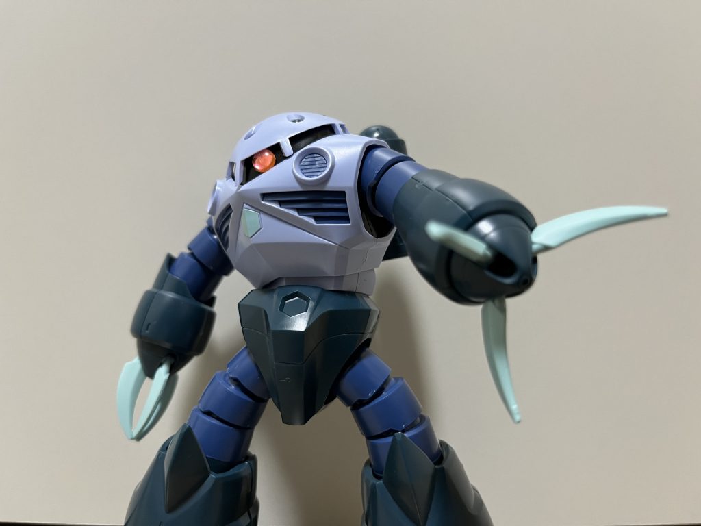 Hアイズが厚いせいで頭を奥まではめ込むと目玉が飛び出すビックリドッキリ仕様。今度削ります。 あと、ラピーテープは絶対あった方がいい